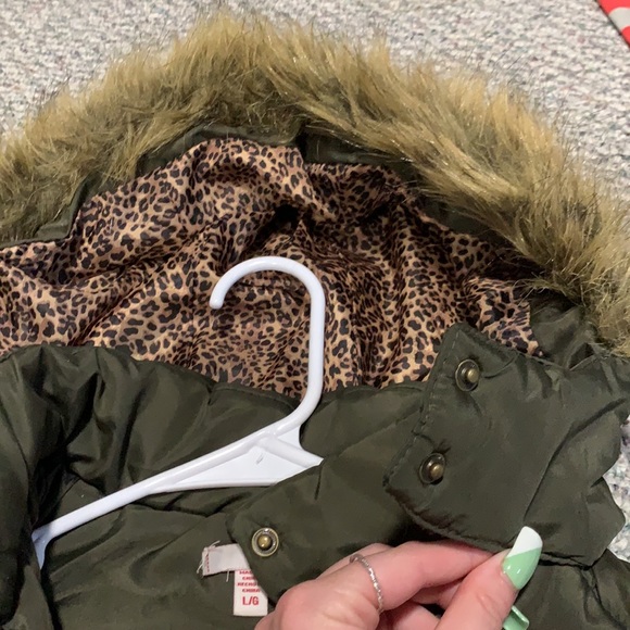 Army green faux fur trim hooded puffer vest - Picture 4 of 8